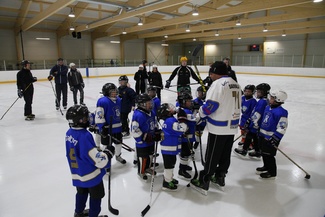 Valmentaja Harri Sauvala ohjeistaa pelaajia tärkeään otteluun.